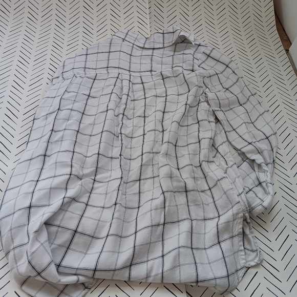 Old navy shirt, size medium - Picture 2 of 5